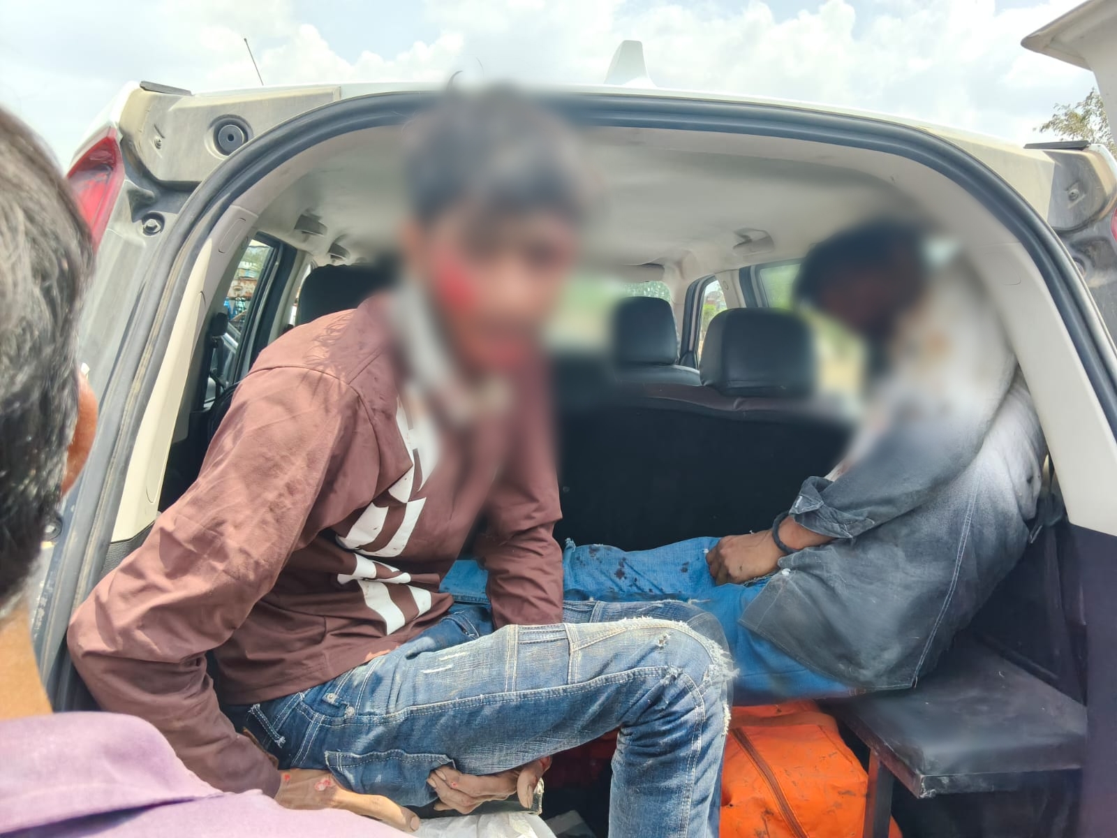 रतलाम के थाना औद्योगिक क्षेत्र जावरा क्षेत्र में मोटर साईकिल से गिरकर गंभीर रूप से घायल हुए दो व्यक्ति, डायल-112 जवानों ने पहुँचाया अस्पताल। 
